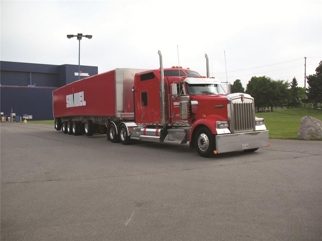 Kim-Tam nicknames its trucks Red Racers. 