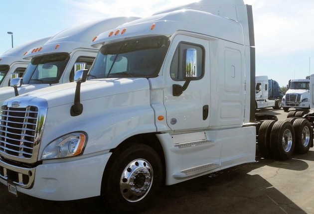 A Freightliner Cascadia with Yokohama 101ZL and 709ZL tires.