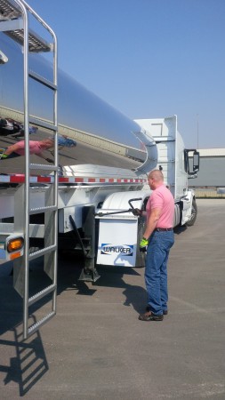 Joel Morrow of Ploger Transportation demonstrates the ease of cranking the landing gear thanks to the liftable suspension.