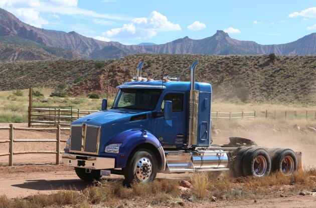 T880 40 inch Sleeper Bulk Hauler5