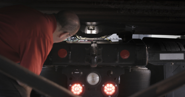 Four bright LEDs light up the lock jaw area of the fifth wheel for an easier inspection.