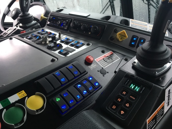 When operating the LR from the right-hand driving position, the controls on that side of the cab light up.